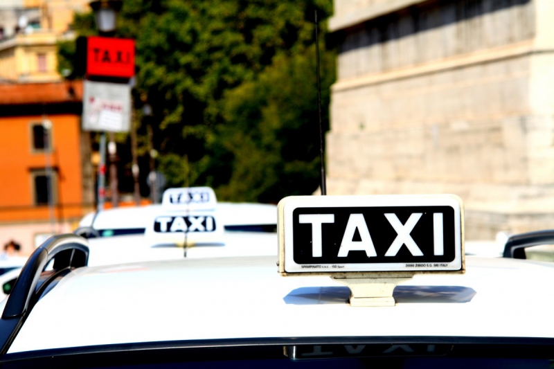 taxis-MOUGINS-min_taxi_auto_rome_road_white-1051610